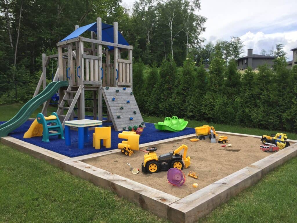 Signé garneau - maître paysagiste - cour extérieure pour les enfants